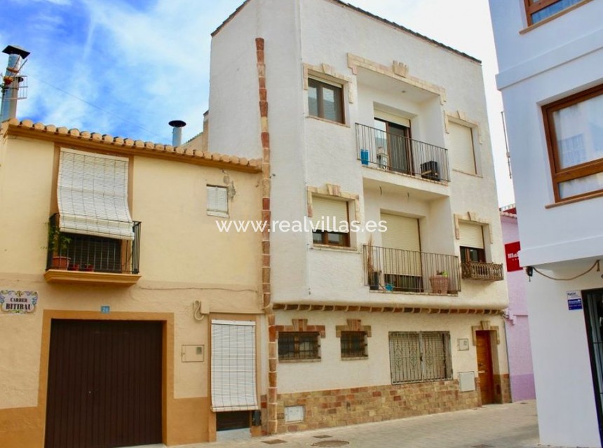 Resale - Villa -
Denia