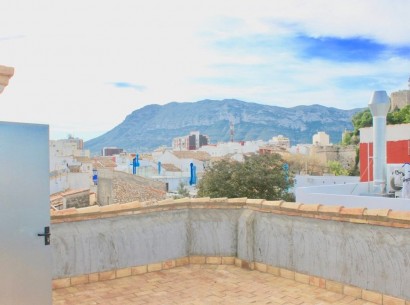 Resale - Villa -
Denia