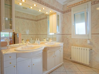 Resale - Villa -
Benissa - Fustera