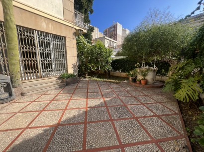 Venta - Villa -
Denia